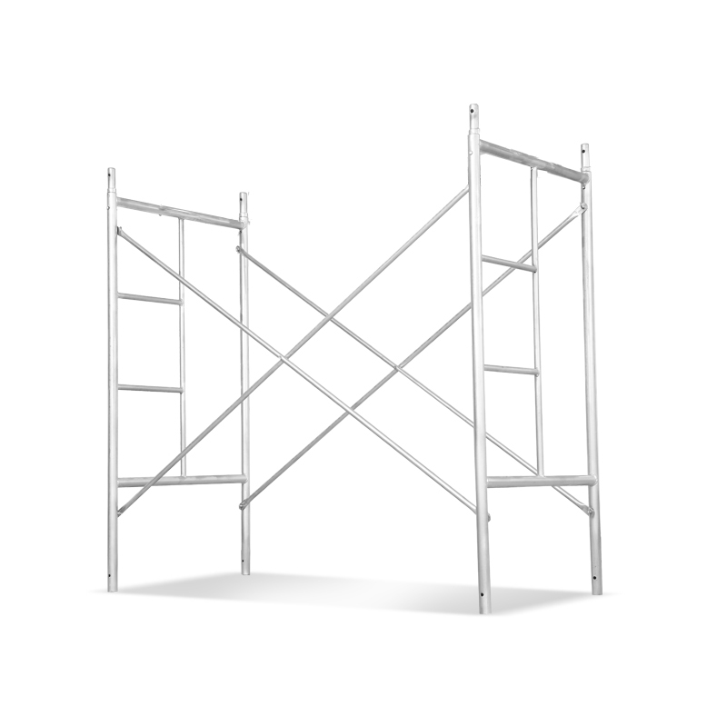 Paseo de metal a través del marco de andamio de acero
